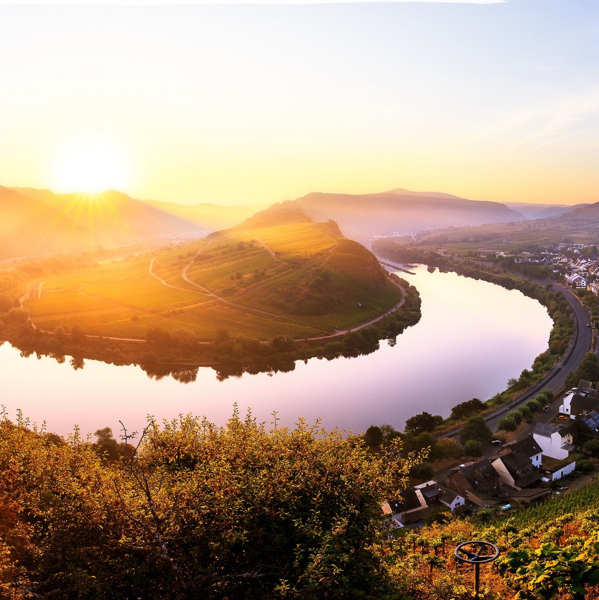 Moselschleife bei Bremm mit Flussschleife, Weinbergen und Dorf im Sonnenuntergang