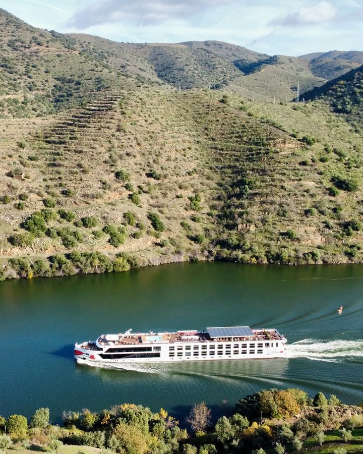 Landschaftlich zeichnet das Alto-Douro-Tal steile Weinhänge 🍇 und&hellip;